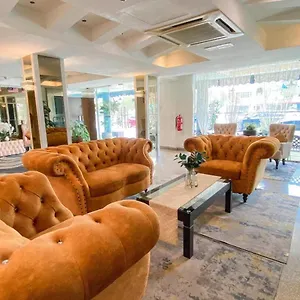 Hotell Queenspark Lovita ***